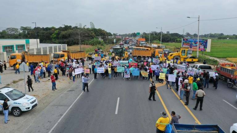 Alcaldes cierran carreteras para exigir al Gobierno que pague su deuda con los municipios