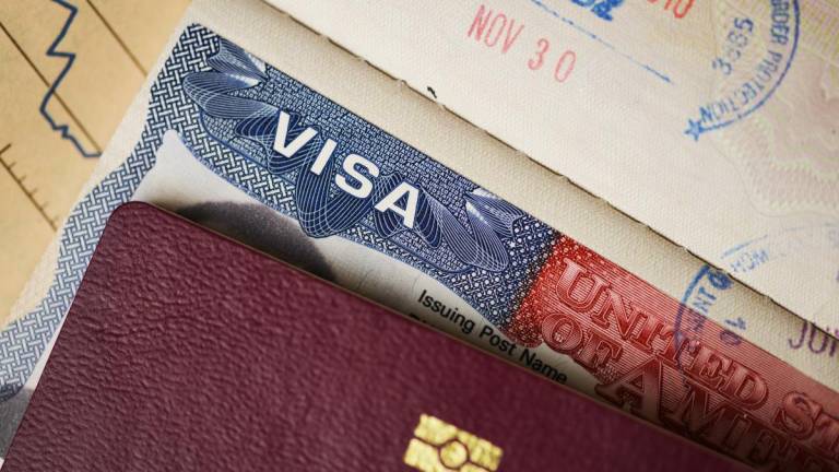 Pasaporte con la visa estadounidense emitida y aprobada.