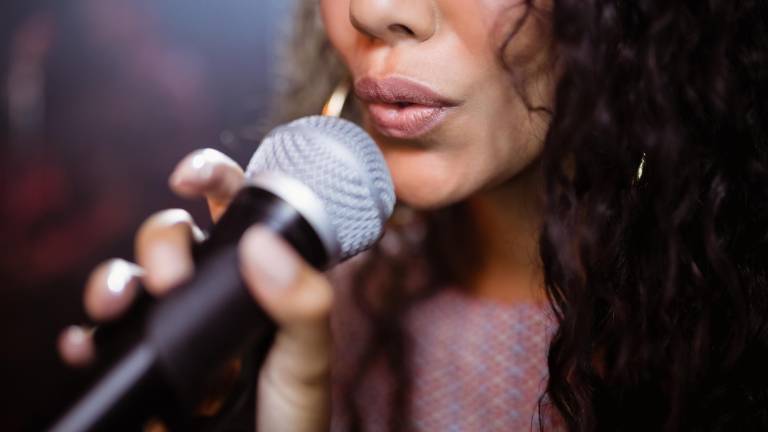 Cantante sufrió un ataque con arma blanca tras llegar de un show.