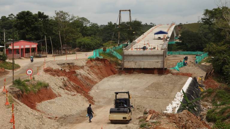 Adjudican obras en carreteras fronterizas con Ecuador