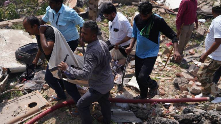 Se retira un cuerpo del lugar del accidente aéreo cerca del Aeropuerto Internacional Sardar Vallabhbhai Patel en Ahmedabad, Gujarat, oeste de la India, el 12 de junio de 2025.