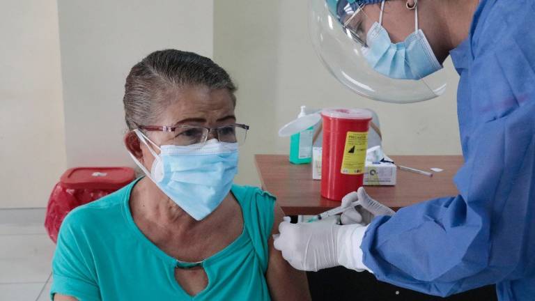 Ecuador recibe 53.820 vacunas de Pfizer y espera otra remesa de AstraZeneca