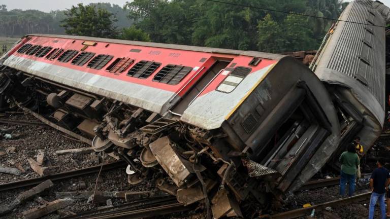 Vagones destrozados y más de 280 muertos junto a las vías tras accidente de tren en India