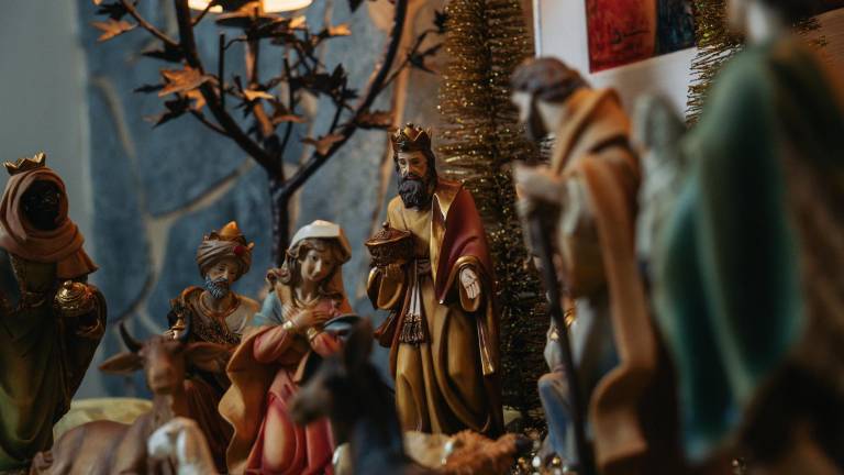 Tradicional pesebre de cerámica con presencia de Reyes Magos.