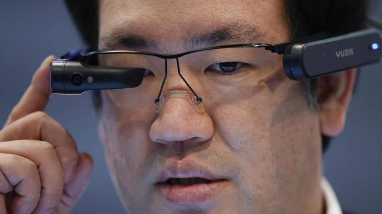 Un hombre utiliza unas gafas para cirugía potenciadas con inteligencia artificial a través de comandos de voz durante la Feria Electrónica de Consumo, el 9 de enero de 2024, en Las Vegas.