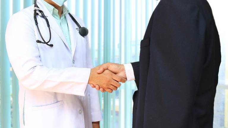 Ministerio de Salud abre convocatoria laboral con sueldos de hasta USD 2.967: revise vacantes y cómo postular