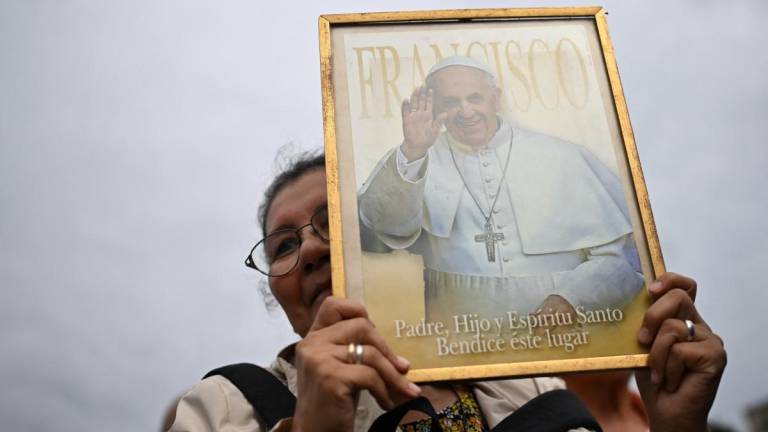 Lo que se sabe de la salud del papa Francisco, quien continúa trabajando bajo pronóstico 'reservado'
