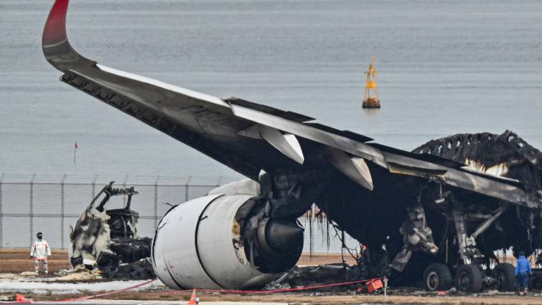 Los pilotos de Japan Airlines no vieron al avión con el cual chocaron en accidente que dejó cinco muertos