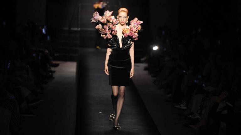 Una modelo presenta la creacion de Schiaparelli durante el Haute Couture Spring-Summer 2023, en la Semana de la Moda de París 2022.
