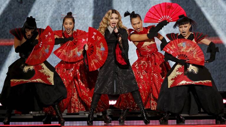 Madonna improvisa un concierto en París en homenaje a las víctimas