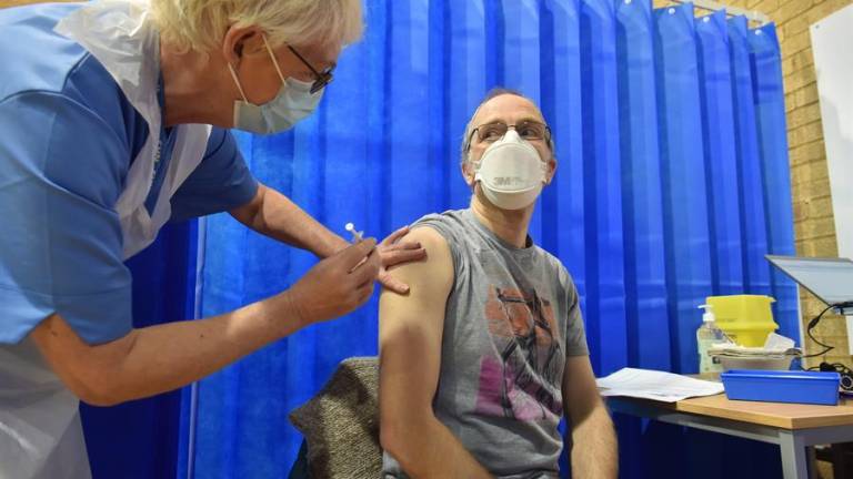 Reino Unido recomienda no vacunar contra la COVID-19 a alérgicos severos tras reacción en 2 personas