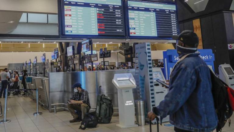 Ecuador prohíbe ingreso de viajeros procedentes de 8 países africanos por variante ómicron