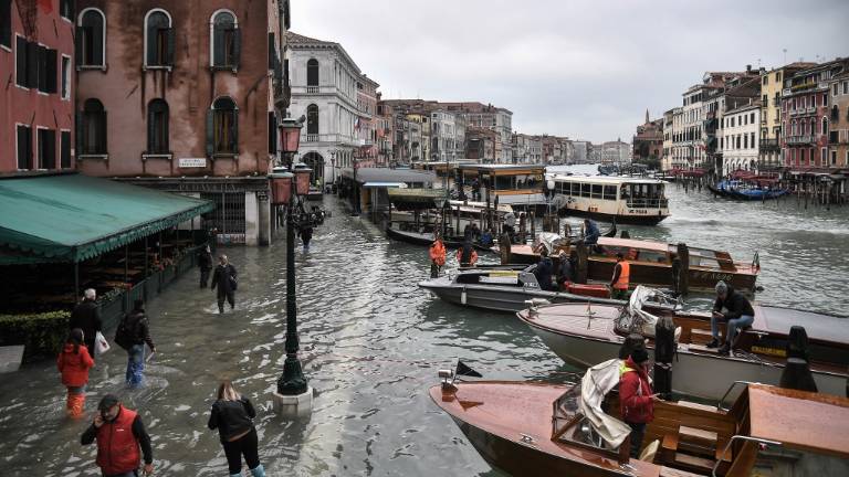 Venecia sufre su peor inundación: "acqua alta" histórica