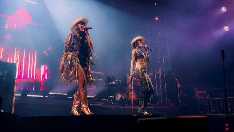 El dúo estadounidense Ha*Ash cantando en su concierto en el Coliseo General Rumiñahui, en Quito, Ecuador.