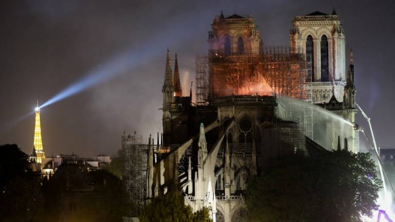 Youtube vincula por error el incendio de Notre Dame con el 11-S