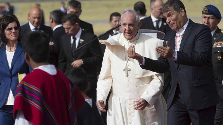 Correa no fue silbado el día de la llegada del papa al país