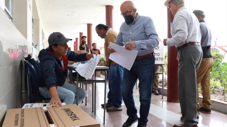 Esta es la papeleta de candidatos presidenciales que repartirán a electores la segunda vuelta de las elecciones en Ecuador