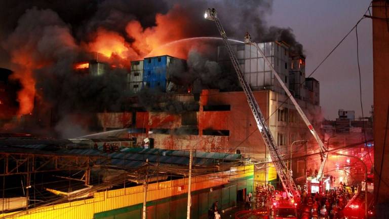 4 desaparecidos y 8 heridos por incendio en Lima