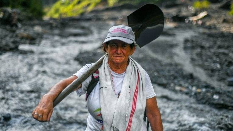 Mujeres vencen tabú machista en minas de esmeraldas de Colombia
