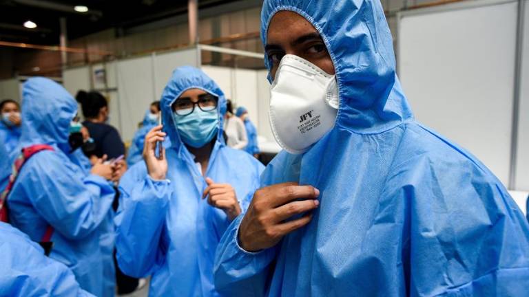 Gremio de médicos sugiere &quot;no pasar&quot; a la fase de distanciamiento en Ecuador