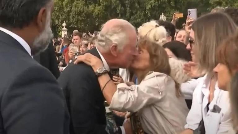 VIDEO: Mujer besó al rey Carlos III y rompió el protocoló real