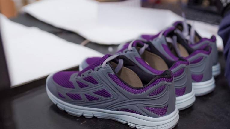 La línea de zapatos deportivos hechos en Ecuador, están fabricados con polialuminio y materiales reciclados post consumo, integrados en la composición de las suelas.