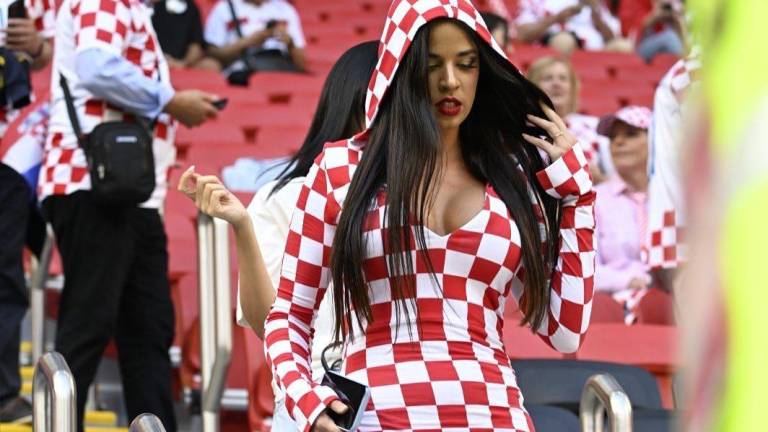 La modelo Ivana Knöll, exreina de belleza de Croacia, posando frente a uno de los estadios cataríes de la cita mundialista.