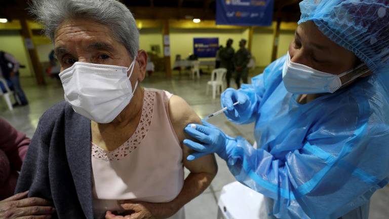 Ministerio de Salud aplica cuarta dosis de la vacuna anticovid a mayores de 50 años