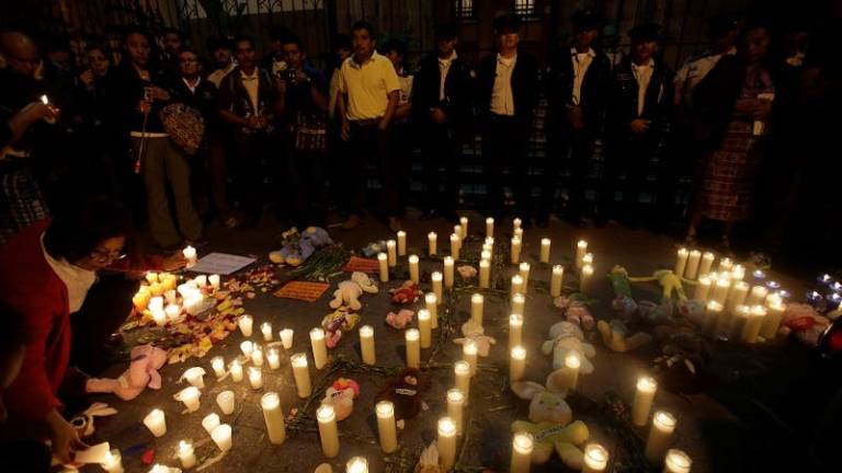 Guatemala no duerme y vela a las 35 niñas fallecidas