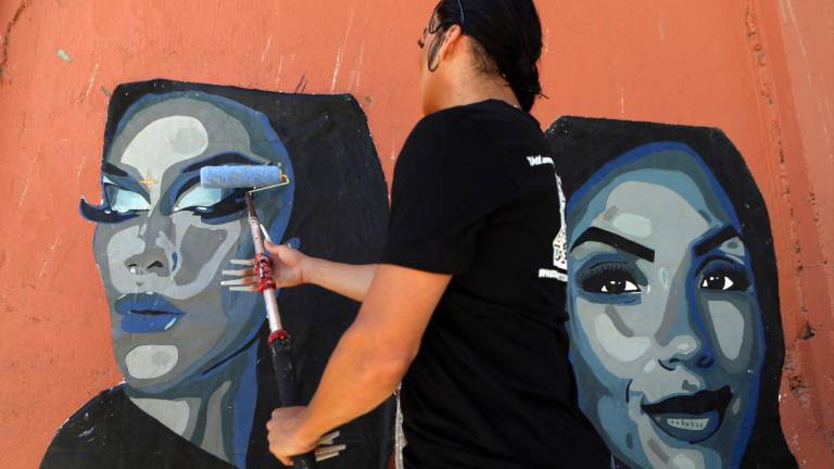Proyecto artístico plasma rostros de migrantes deportados en frontera con Estados Unidos