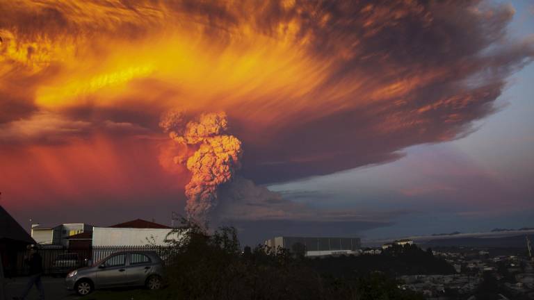 Bachelet viajará a zona de erupción del volcán Calbuco en Chile
