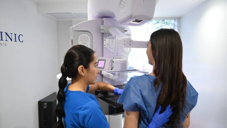 Las instalaciones de la UEES Clinic se ubican a pocos metros de la universidad, al inicio de la vía a Samborondón.