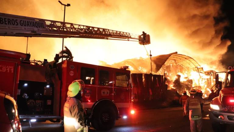 Después de 12 horas, bomberos controlan incendio en fábrica de cartón de Durán