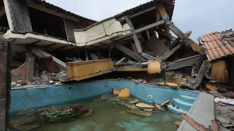 Correa firma decreto para creación de comité tras terremoto