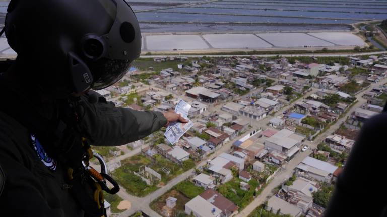 Desde helicópteros H145 COBRA, los uniformados lanzaron la propaganda.