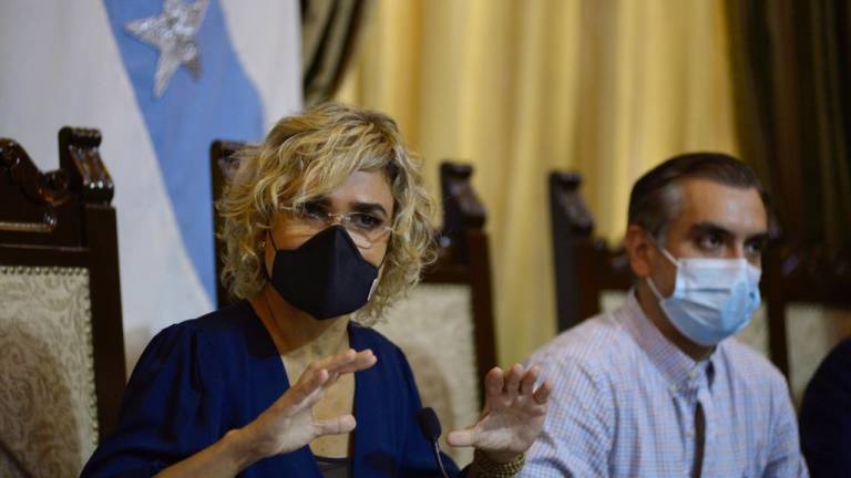 Alcaldesa de Guayaquil arremete y dice que el Gobierno bloquea importación de vacunas contra COVID-19