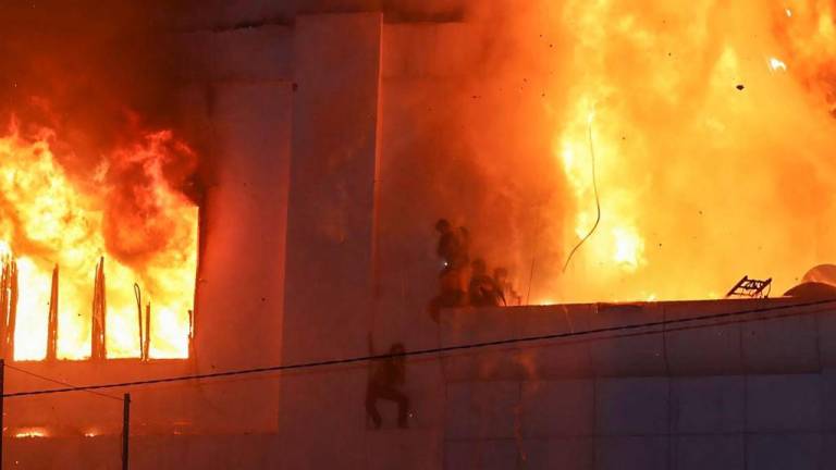 Voraz incendio en hotel-casino de Camboya deja varios muertos; la gente saltaba del edificio