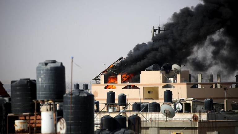 Un humo negro y espeso se eleva desde un incendio en un edificio causado por el bombardeo israelí en Rafah, en el sur de la Franja de Gaza, el 10 de mayo de 2024.