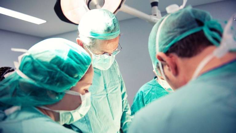 Realizan el primer trasplante mundial de pene y escroto