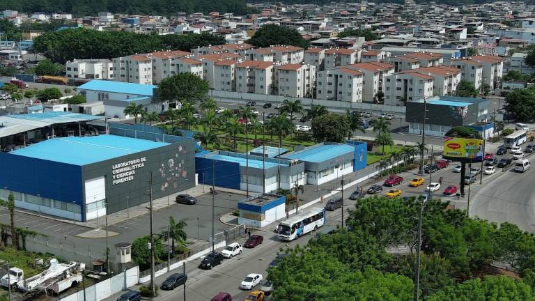 Policía instala cientos de códigos QR en locales comerciales de Guayas para prevenir extorsiones