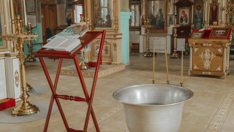 El Vaticano afirma que católicos transgénero pueden ser bautizados