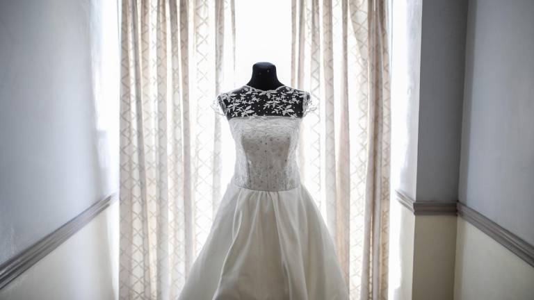 Mujer usa su vestido de novia de 1000 dólares a diario para justificar su compra