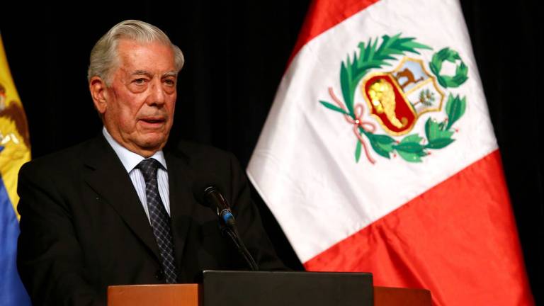 La política, la otra gran pasión del escritor Vargas Llosa