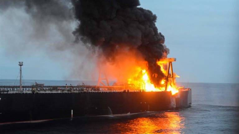 Incendio de un petrolero en la costa de Sri Lanka desata el temor a vertido