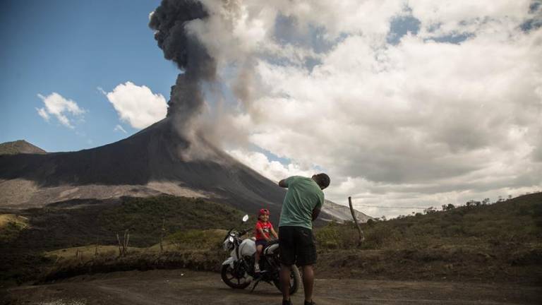 Guatemala: Volcán Pacaya con fuertes explosiones y dos flujos de lava
