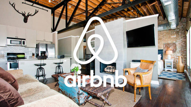 Airbnb prohíbe &quot;casas de fiesta&quot; tras mortal tiroteo en EEUU