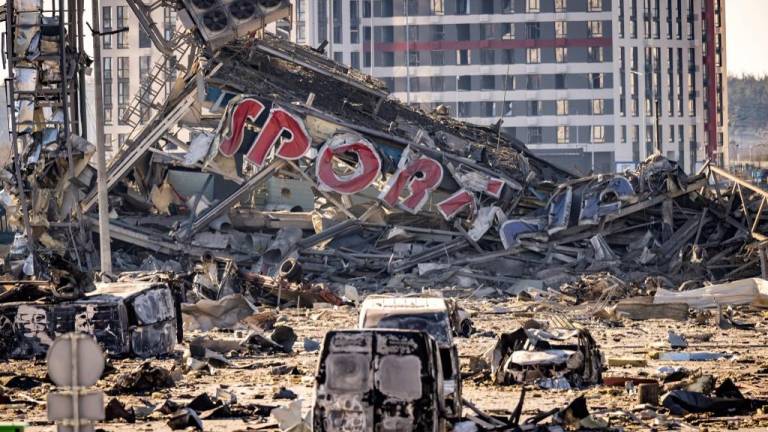 Así fue destruido un centro comercial en la capital de Ucrania tras el bombardeo ruso
