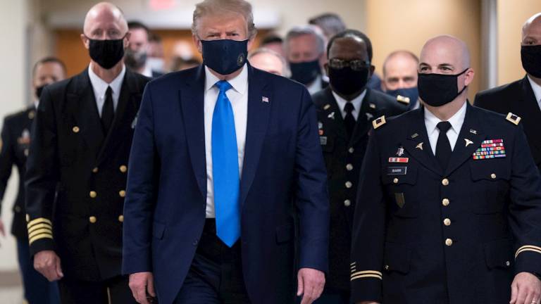 Presidente de EE.UU. utiliza por primera vez en público una mascarilla