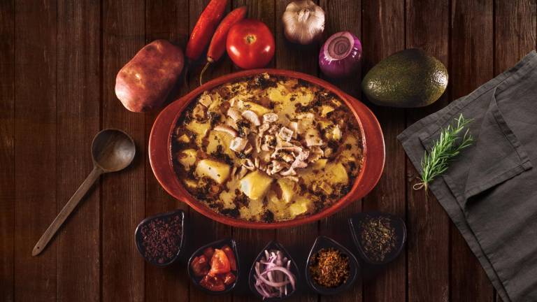Disfruta de una receta centenaria, emblema de la cocina ecuatoriana, que ha cautivado paladares nacionales y extranjeros por su característica y única preparación.