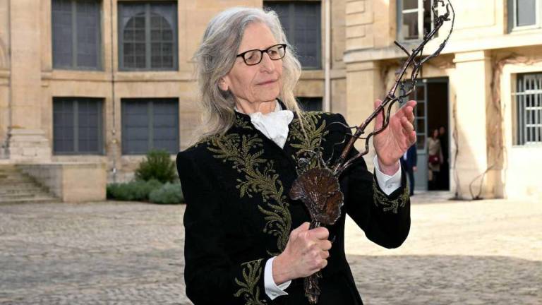 La fotógrafa estadounidense Annie Leibovitz posa para una fotografía antes de su ceremonia de juramentación como miembro asociado extranjero de la Academia Francesa de Bellas Artes en el Instituto de Francia en París.